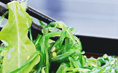 食物繊維やミネラルが豊富な海藻サラダはお通じの改善にも効果的